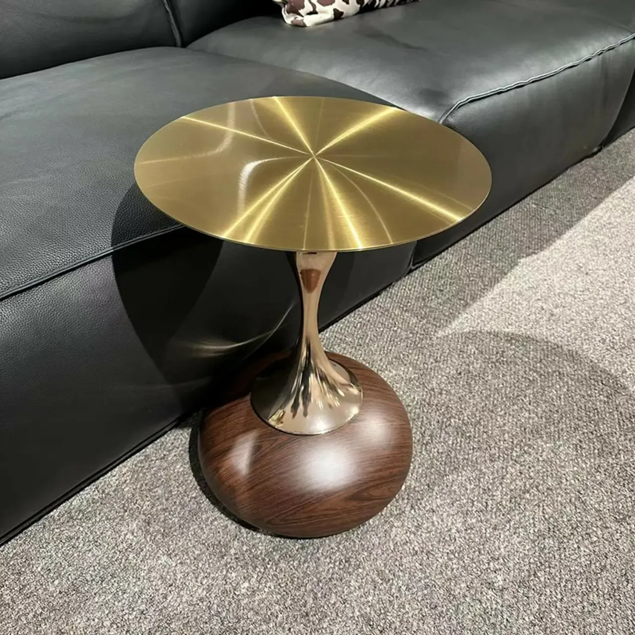 Glam Metal Round End Table with Tulip Base for Living Room Image - 1