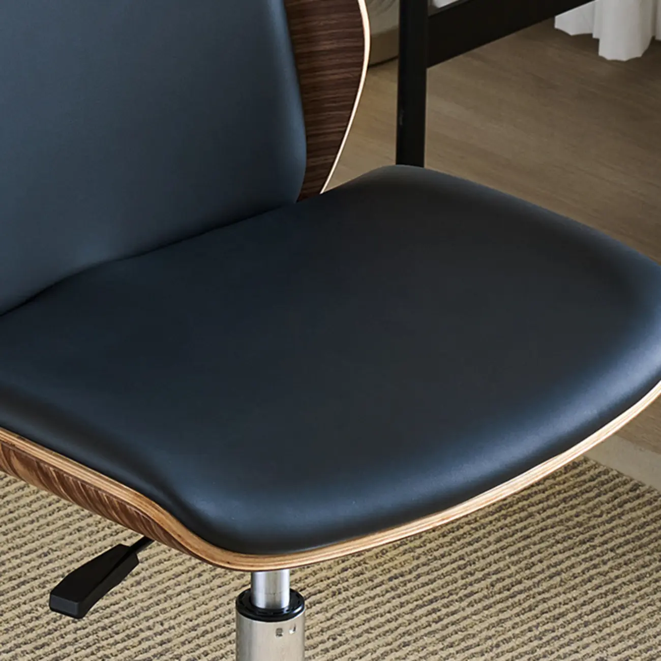 Adjustable Ergonomic Faux Leather Swivel Office Chair Image - 5 | homeyfad