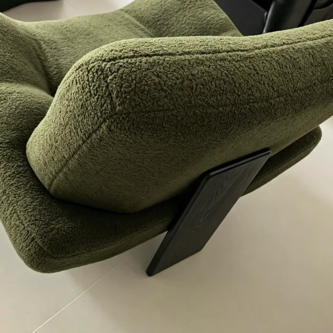 Modern Tufted Back Sherpa Fabric Accent Chair for Living Room Image - 11 | homeyfad