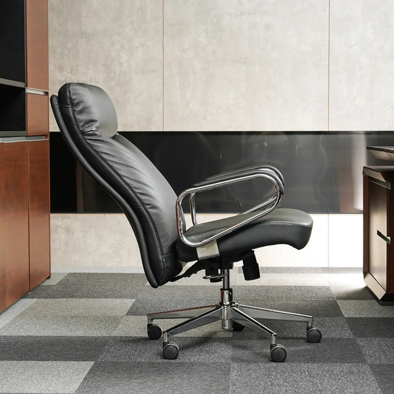 Modern Black Leather Ergonomic Swivel Office Chair Image - 3 | homeyfad