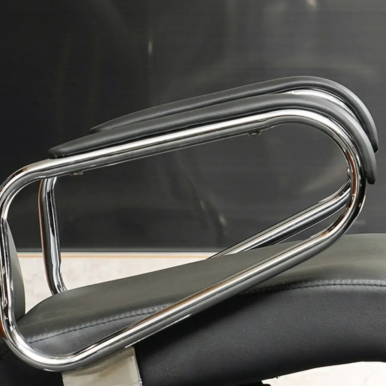 Modern Black Leather Ergonomic Swivel Office Chair Image - 5