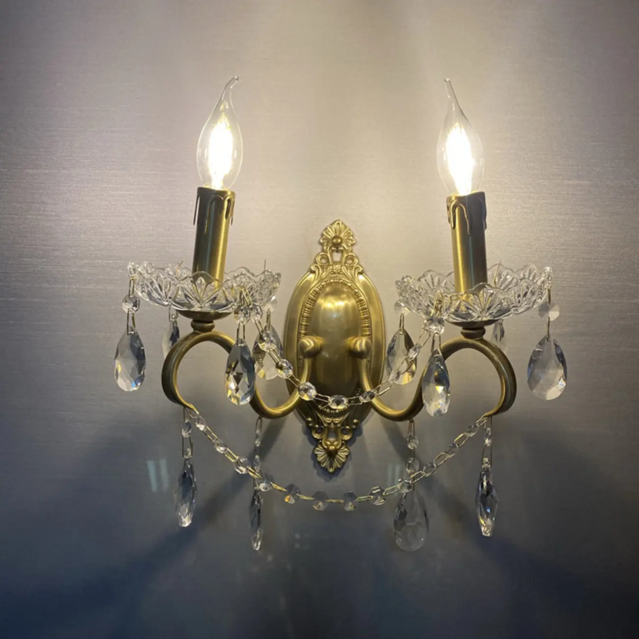 Vintage Crystal Wall Sconce with Gold Finish Image - 5 | homeyfad