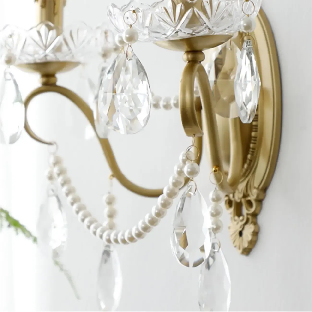 Vintage Crystal Wall Sconce with Gold Finish Image - 6