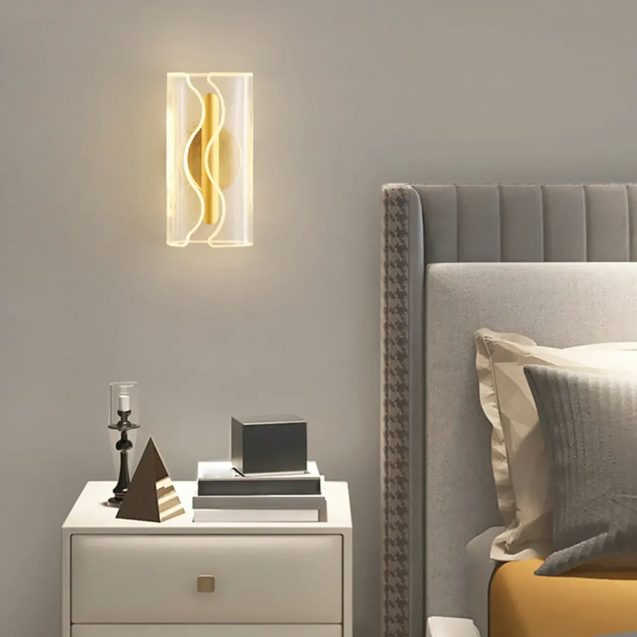 Modern Clear Acrylic Gold Ambient Wall Sconce Image - 17