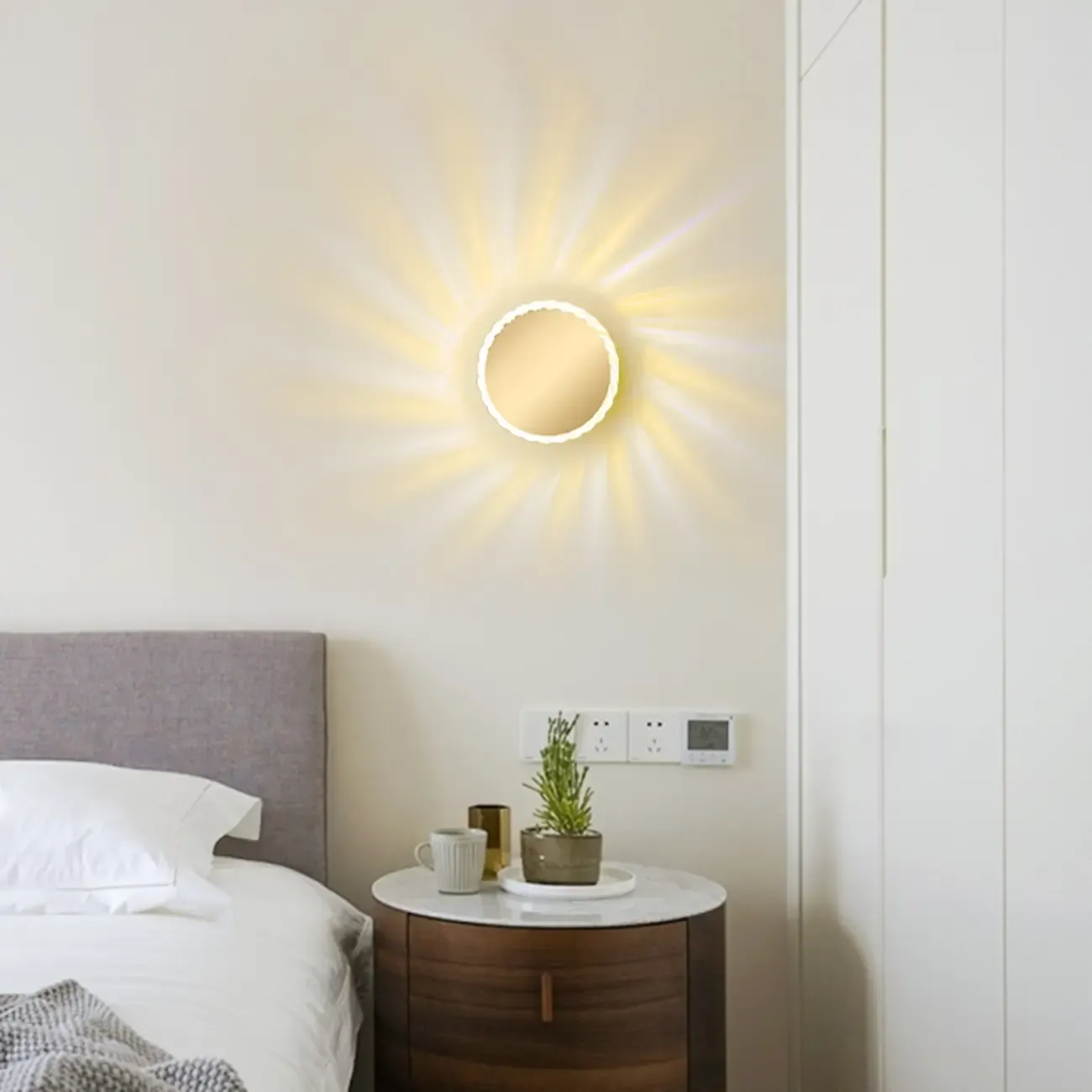 Minimalist Metal Round Sun-Shape Wall Sconce Image - 1