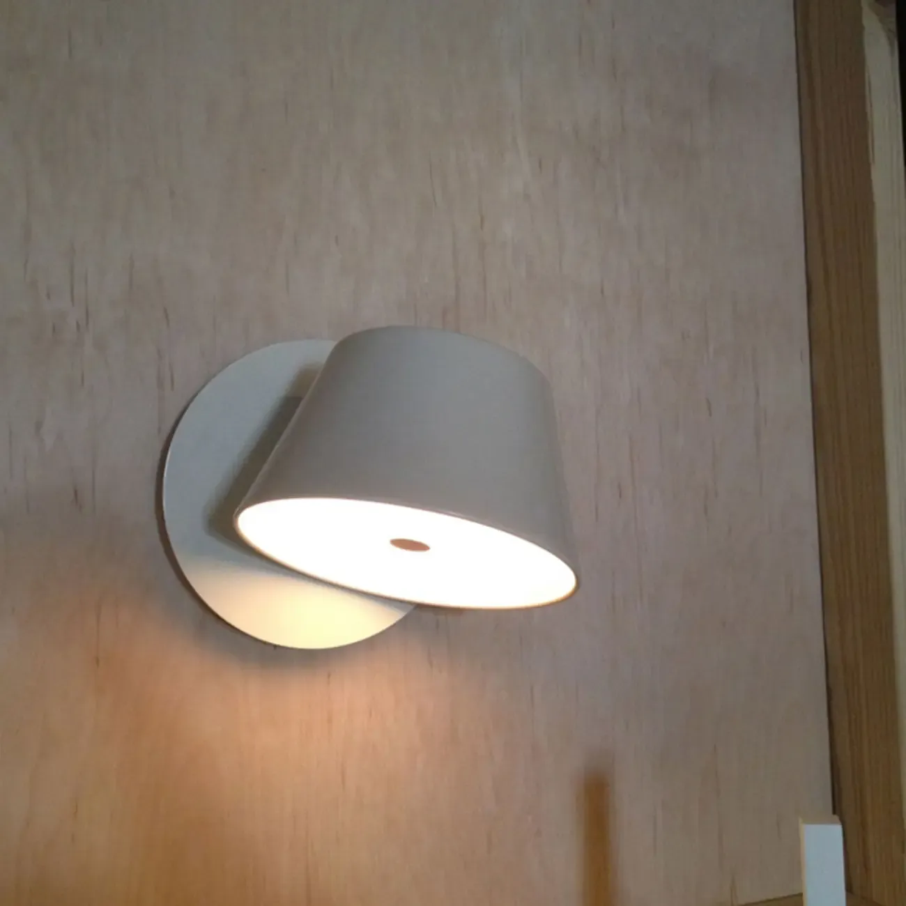 Contemporary Art Decor Metal Rotatable Wall Sconce Image - 2