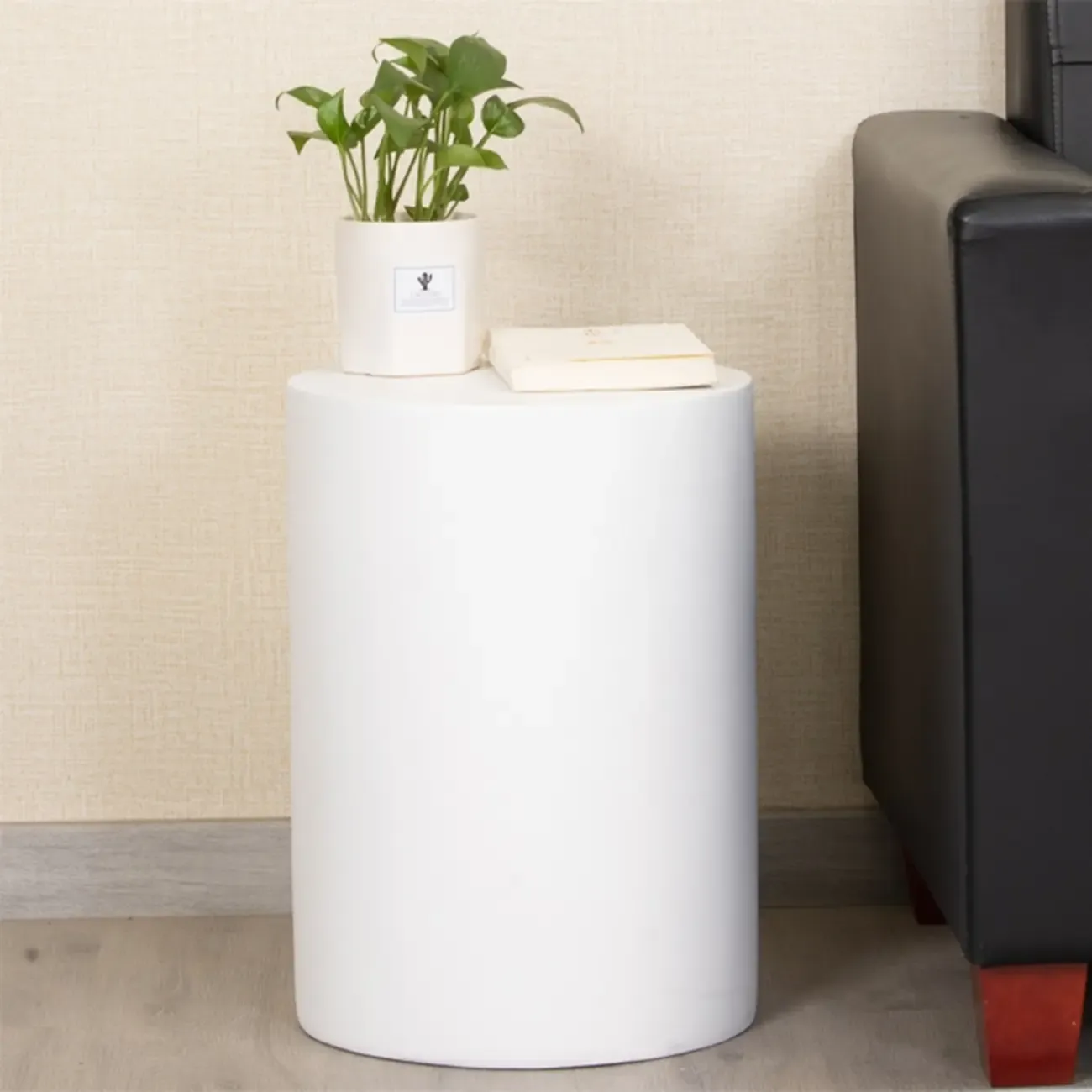 Elegant Concrete Round End Table with Gloss Surface for Home Image - 7