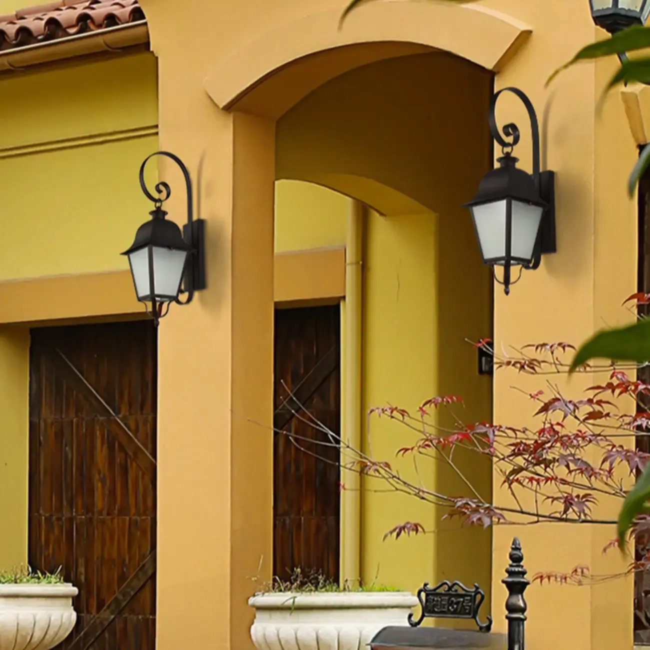 Vintage Black Outdoor Wall Light with Geometric Glass Image - 4