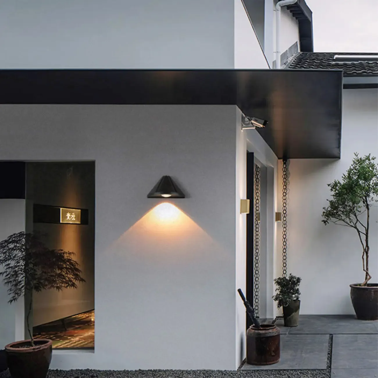 Modern Warm Light Black Metal Outdoor Wall Sconce | HomeyFad