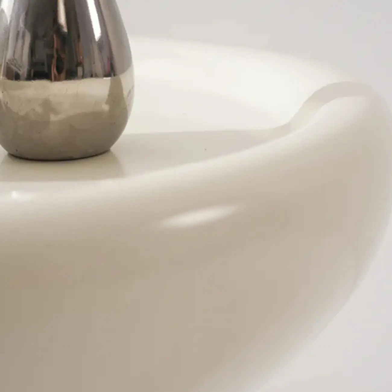 Minimalist Fiberglass Round End Table for Modern Living Room Image - 8 | homeyfad