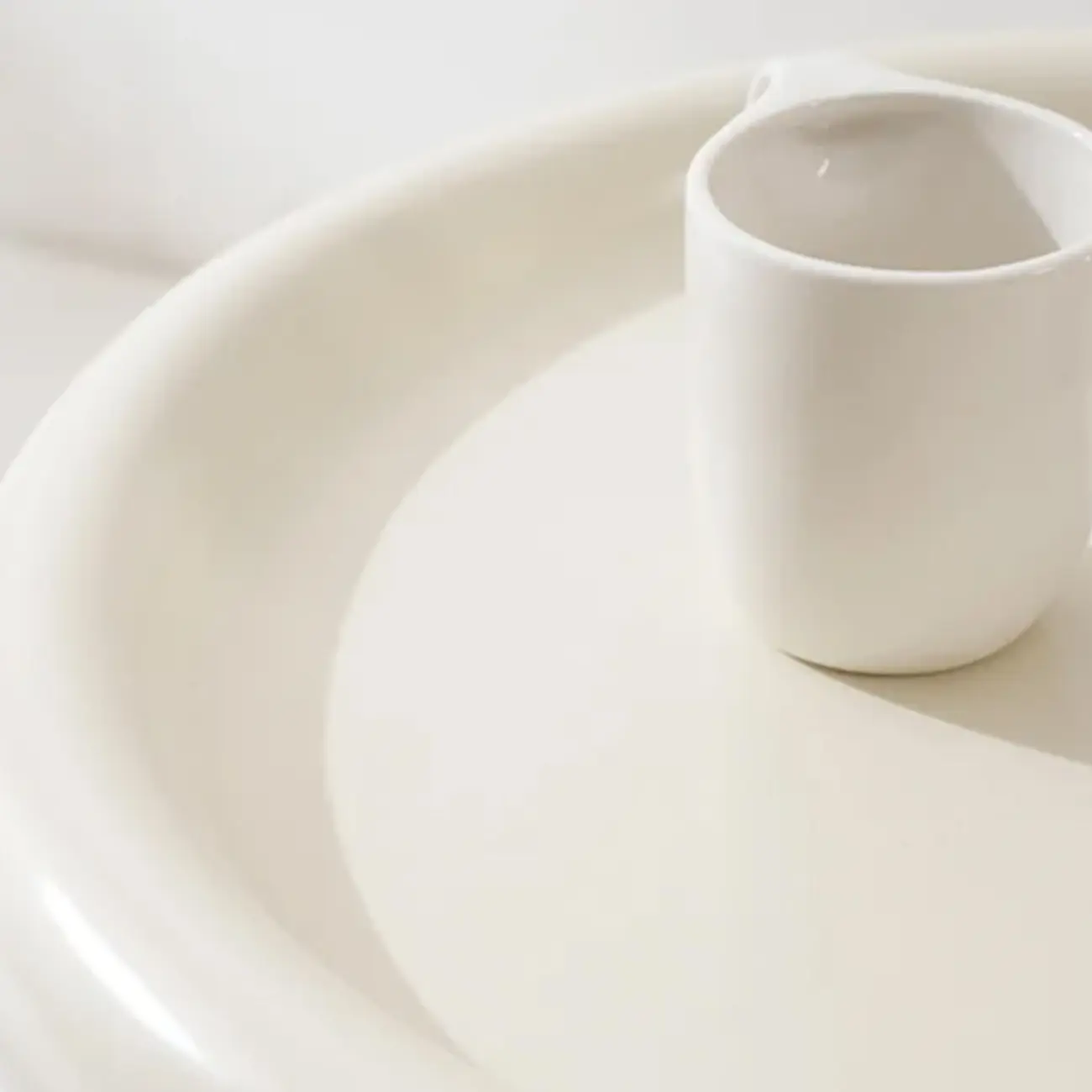 Minimalist Fiberglass Round End Table for Modern Living Room Image - 9 | homeyfad