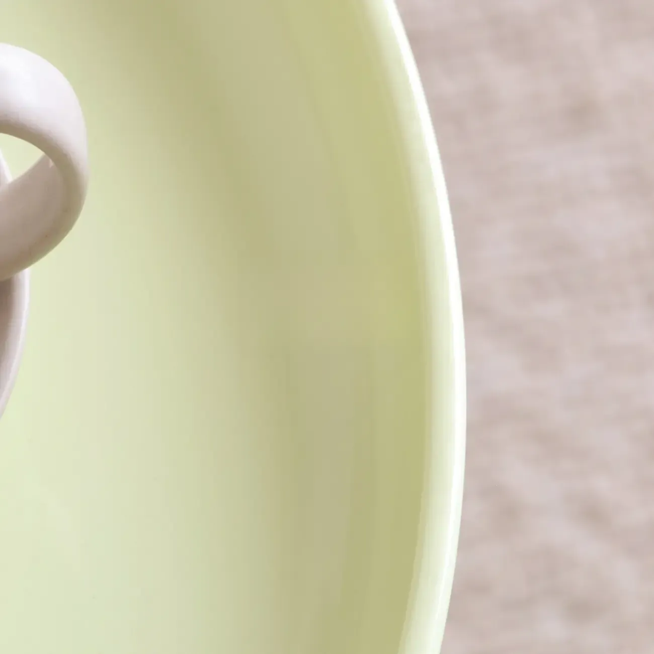 Scandinavian Plastic Round End Table with Tray Top for Bedroom Image - 9