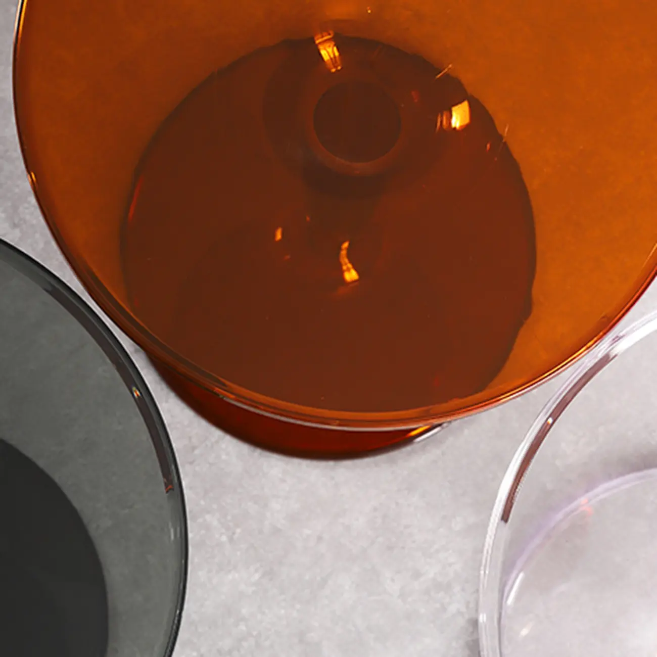 Minimalist Plastic Tawny Round End Table | homeyfad