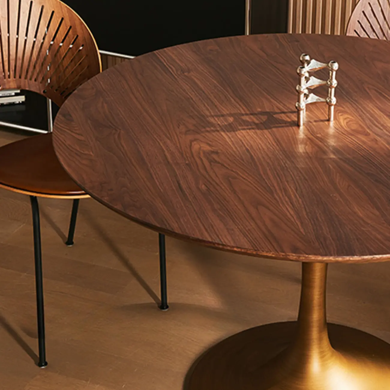 Glam Brown Wood Round Dining Table Image - 5 | homeyfad