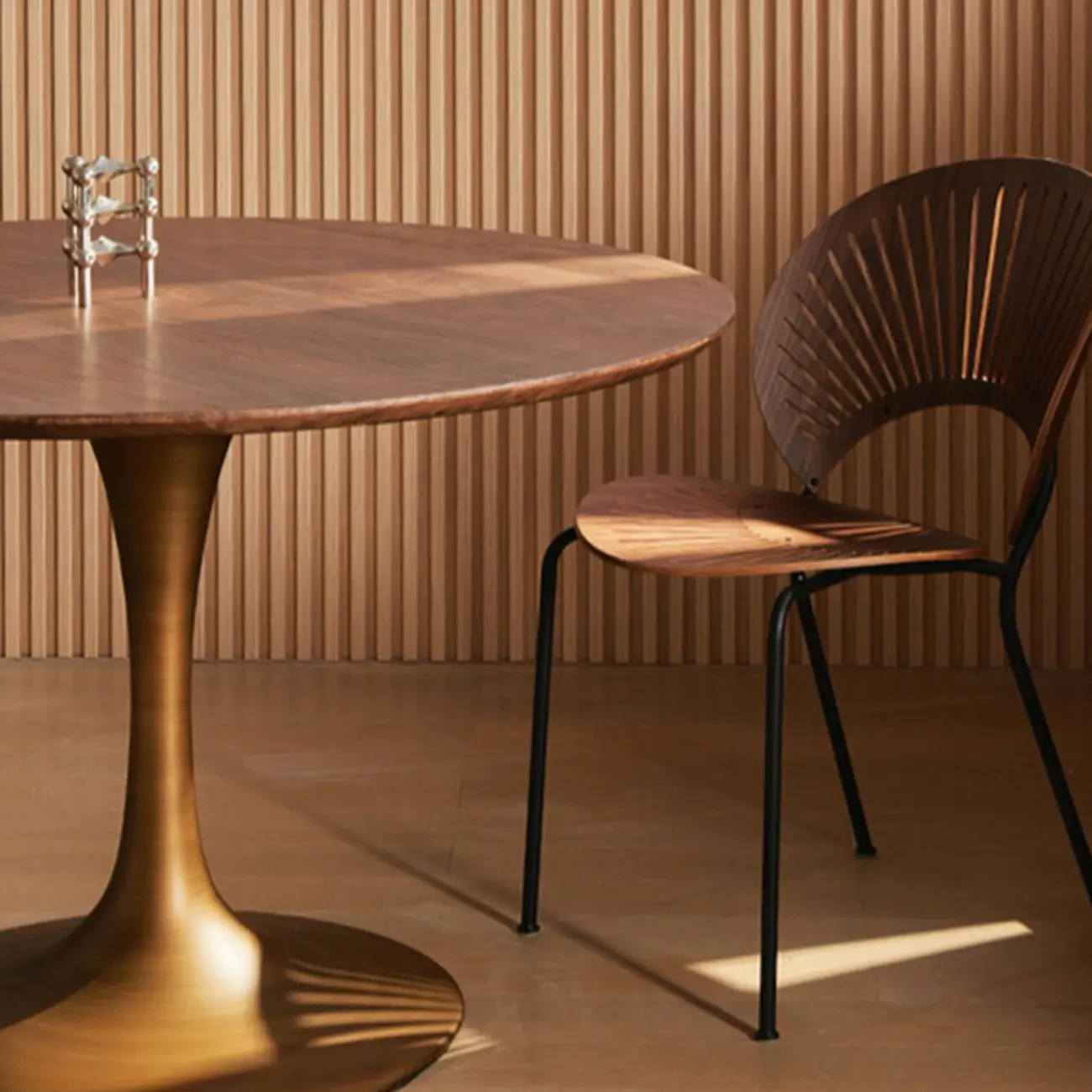 Glam Brown Wood Round Dining Table Image - 8 | homeyfad