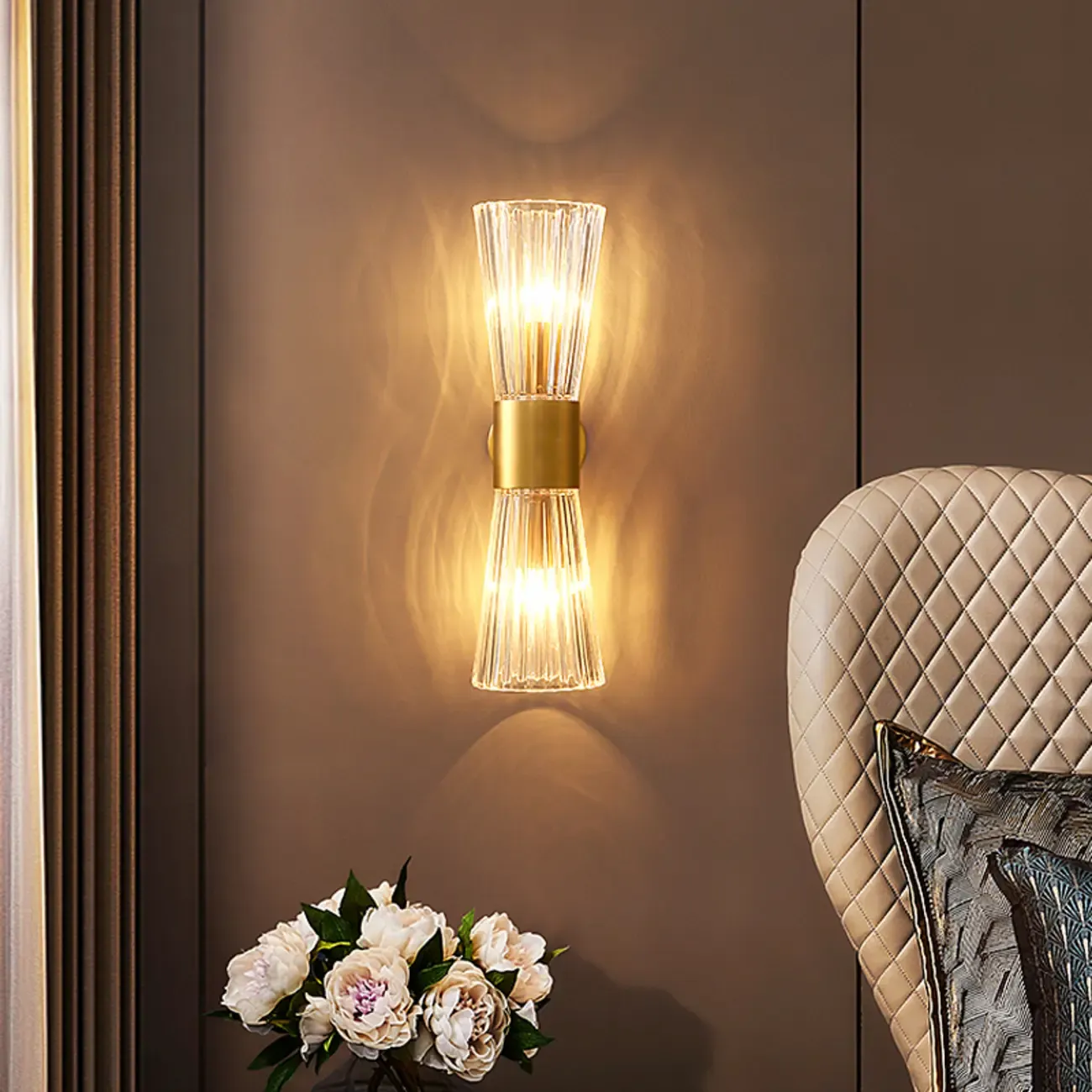 Elegant Gilded Glass and Crystal Ambient Wall Sconce Image - 1