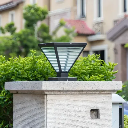 Ribbing Glass Black Pyramid Solar Post Cap Light Image - 4