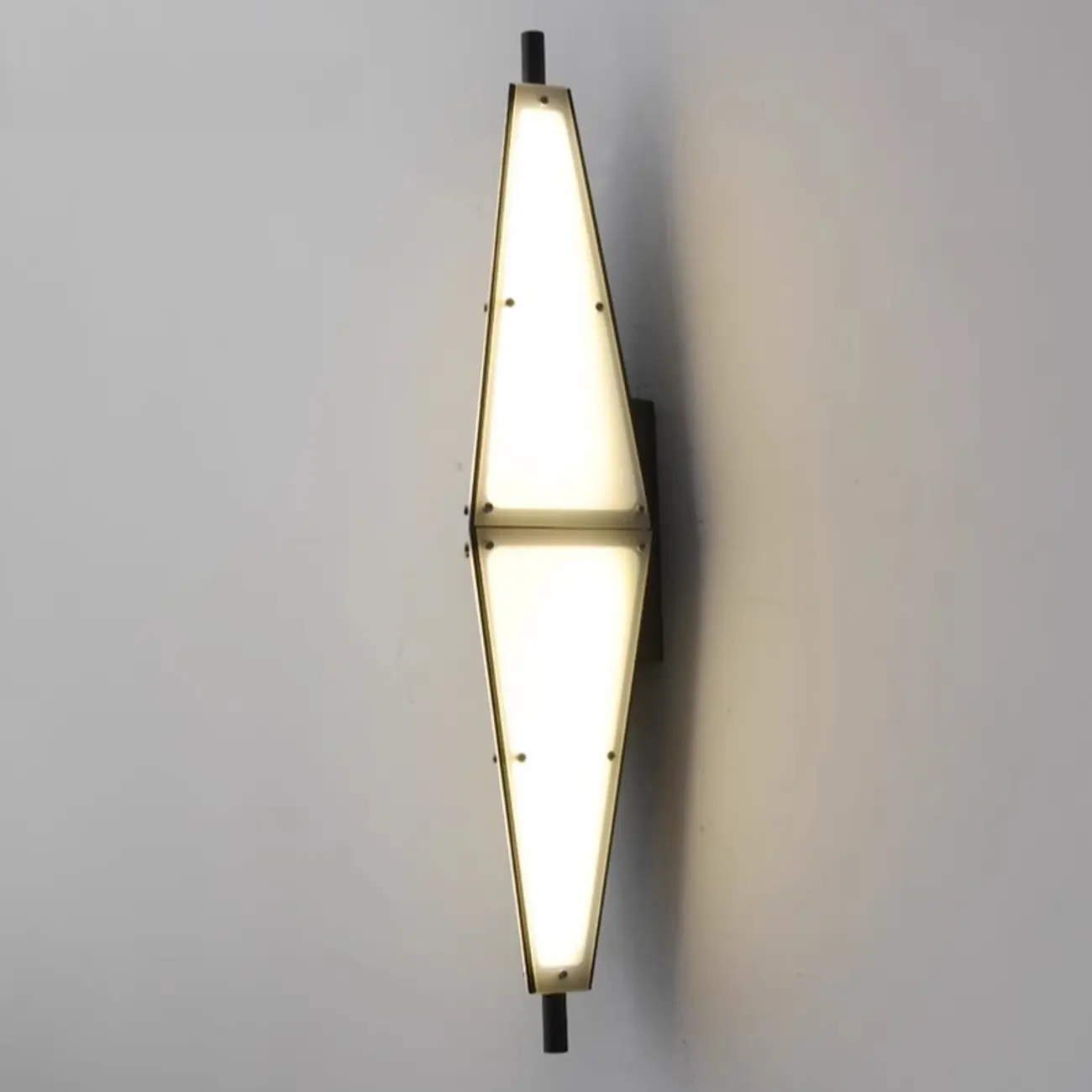 Modern Geometric White Acrylic LED Wall Sconce Image - 6 | homeyfad