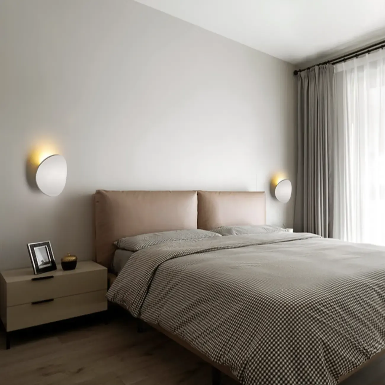 Modern Minimalist Metal Black White Wall Sconce Image - 4