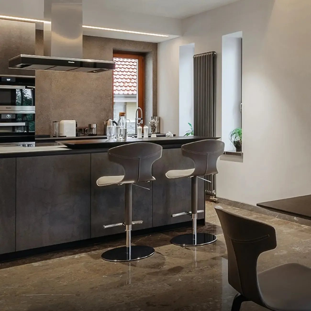 Minimalist Beige Leather Saddle Bar Stools Image - 3