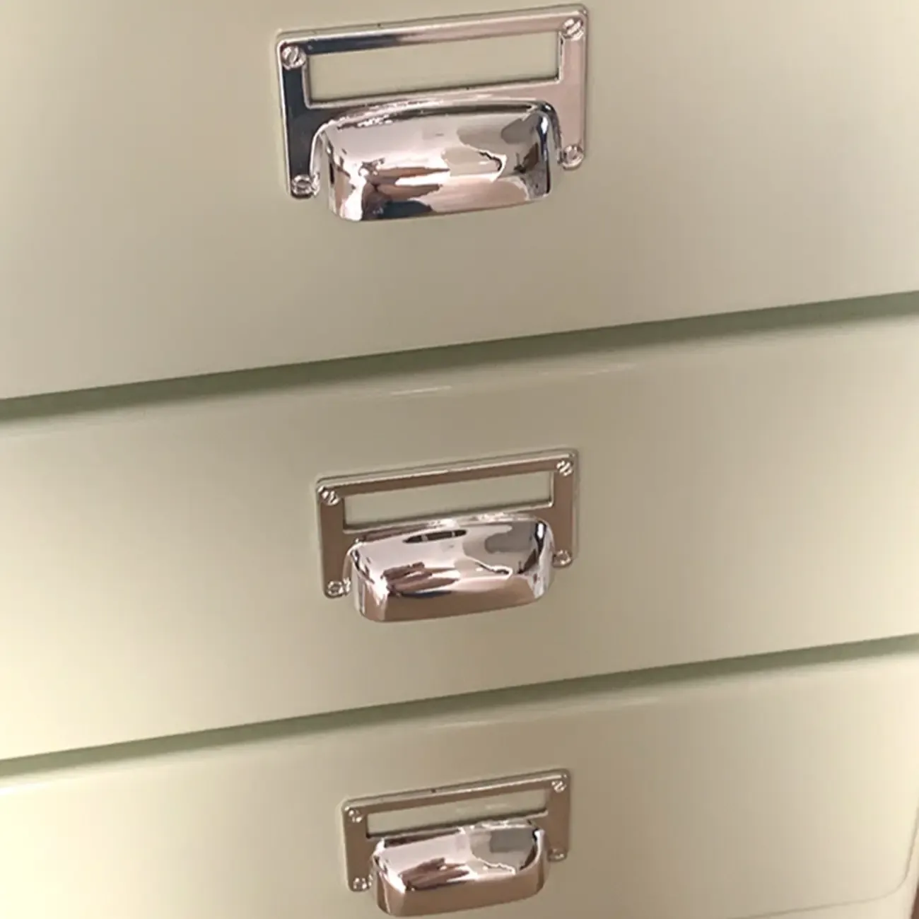 Scandinavian 3 Drawers Wood Nightstand with Legs Image - 7