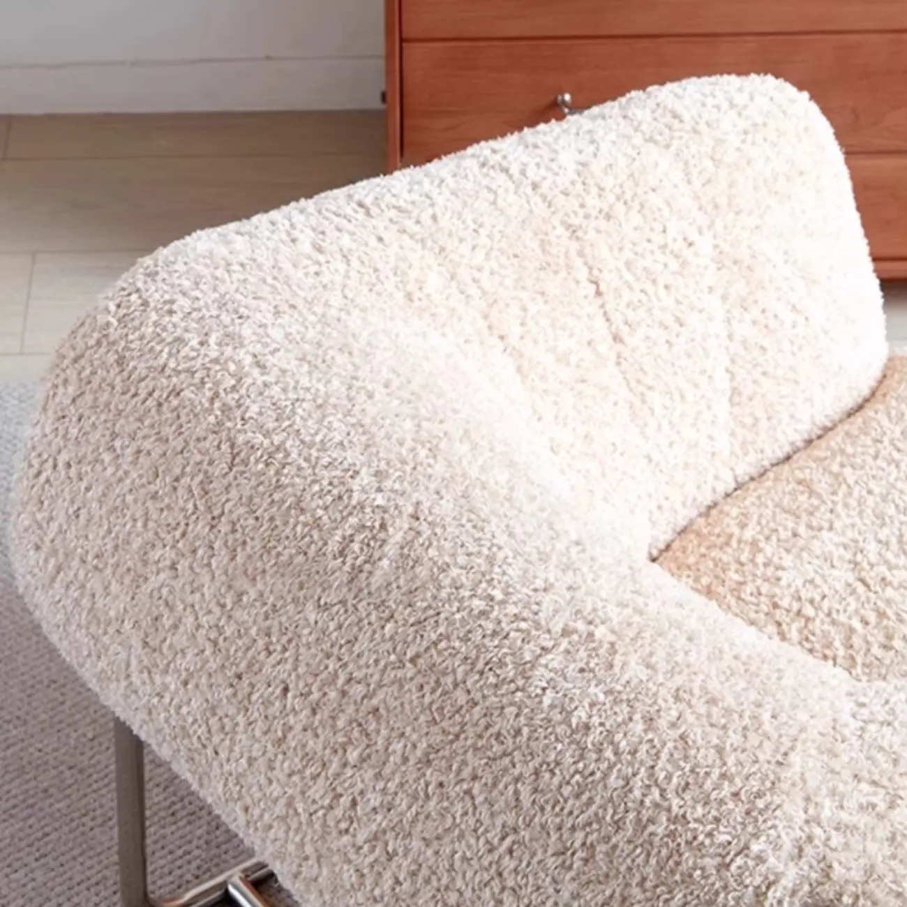 Simple Modern Sherpa Accent Chair with Arms Image - 9 | homeyfad