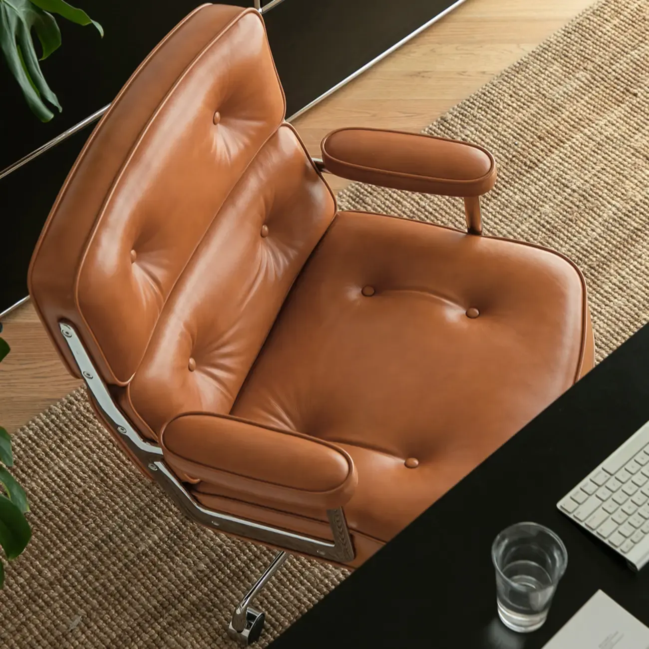 Contemporary Upholstered Adjustable Swivel Conference Chair Image - 4