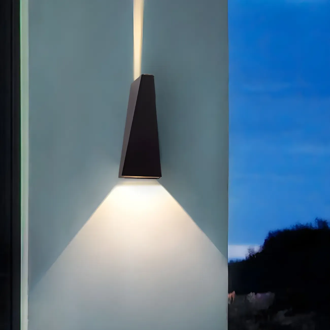 Modern Black Triangular Metal LED Outdoor Wall Light Image - 2