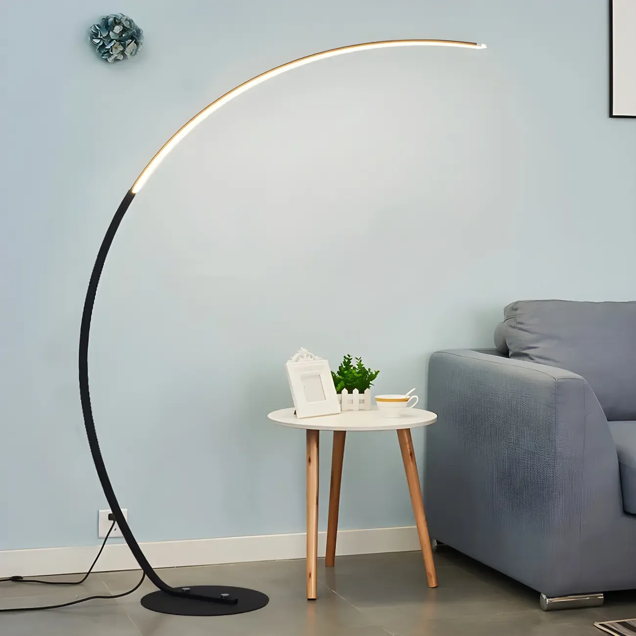 Stylish Silica Gel Metal Linear Arc LED Floor Lamp Image - 4