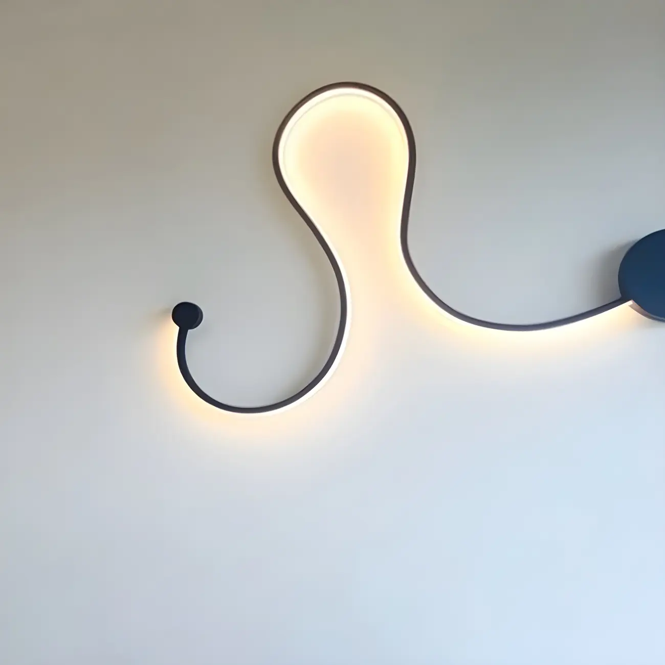 Unique Black Linear Flowing LED Wall Sconce for Living Room | homeyfad