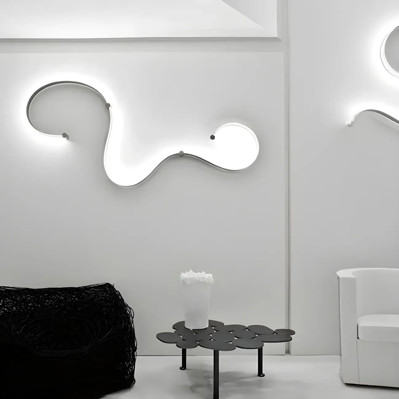 Unique Black Linear Flowing LED Wall Sconce for Living Room