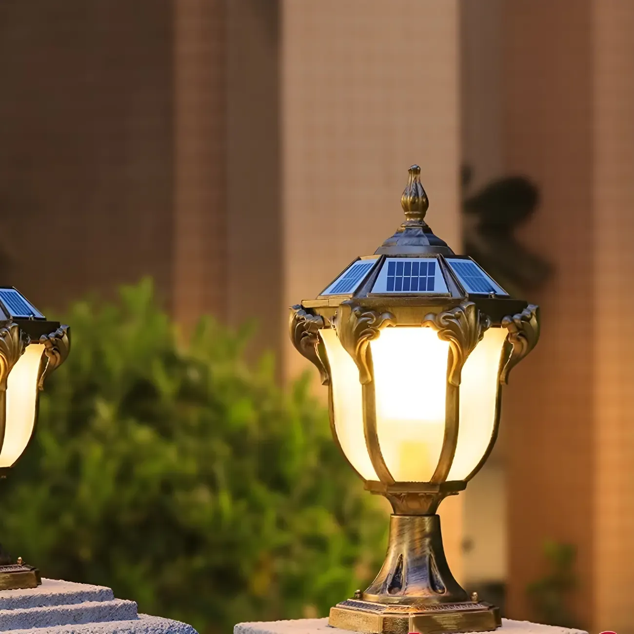 Vintage Elegant Metal Solar Post Cap Light Image - 4