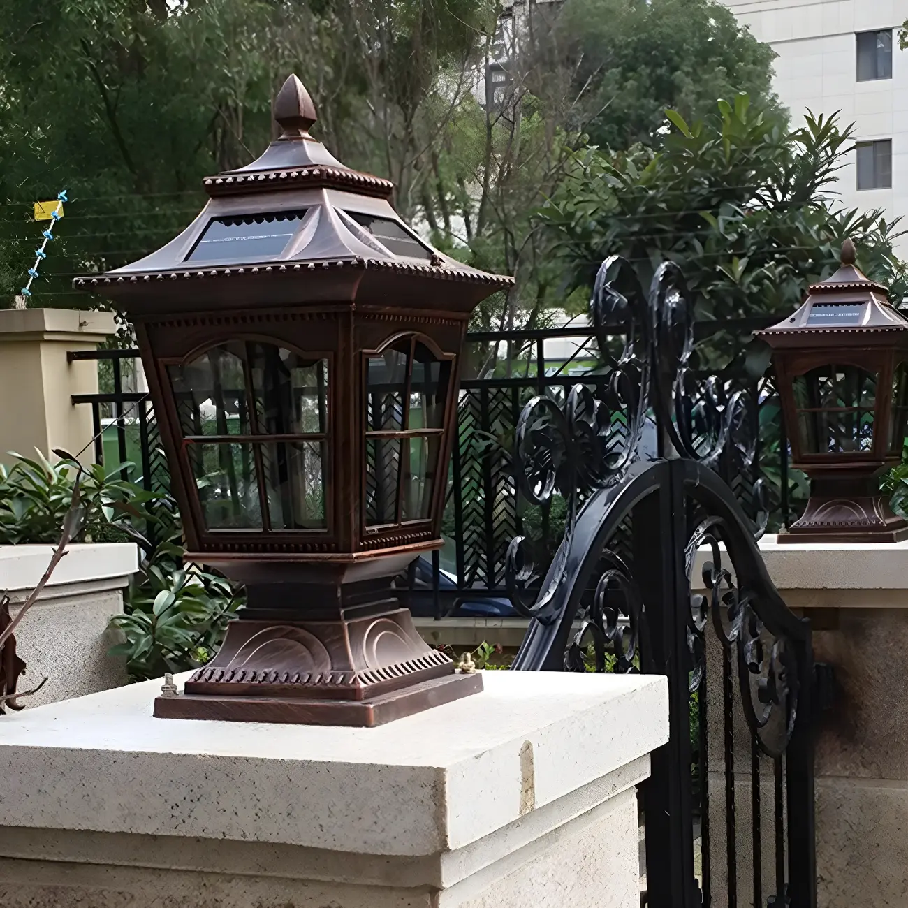 Retro Metal Clear Pane Solar Post Cap Light Image - 6 | homeyfad