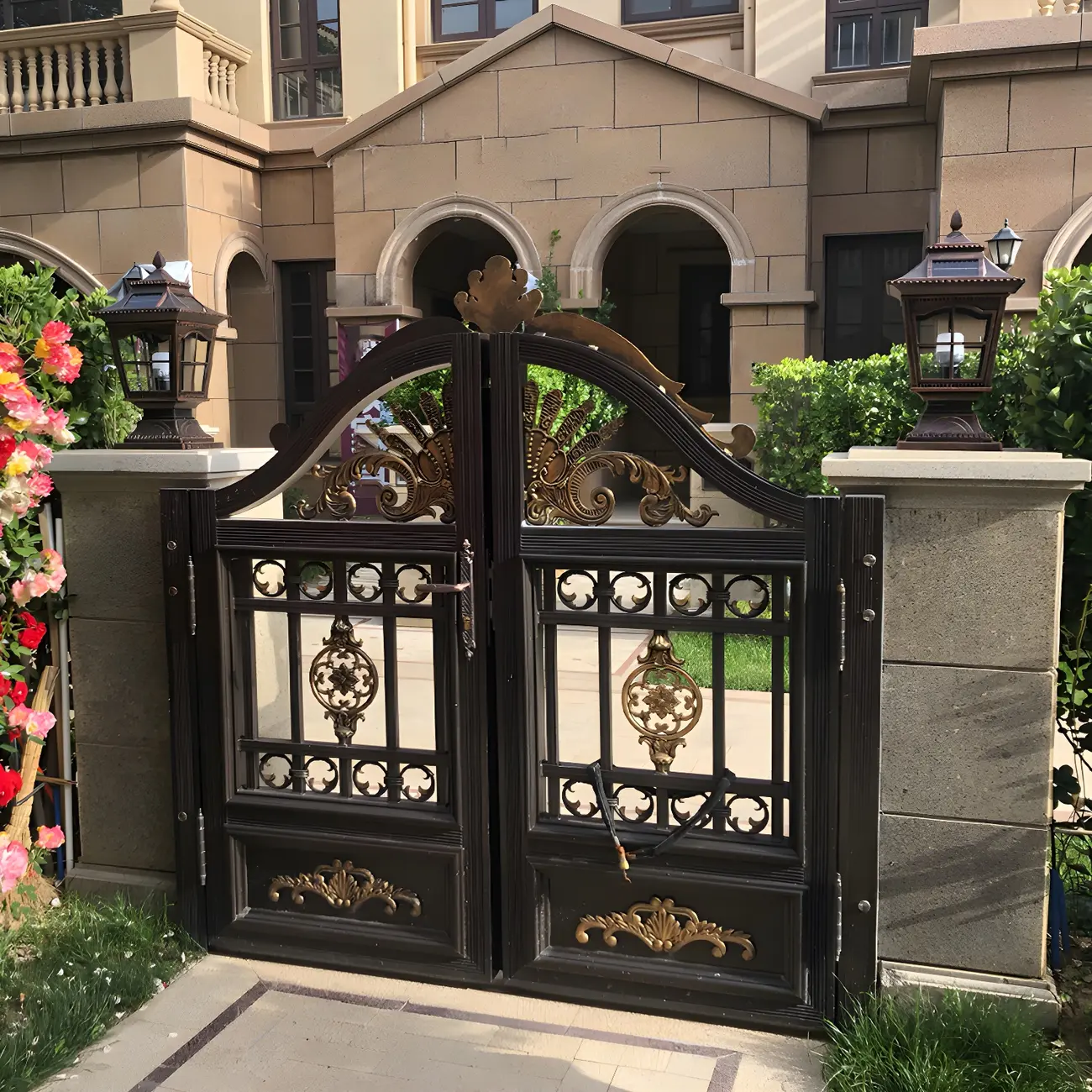 Retro Metal Clear Pane Solar Post Cap Light Image - 7 | homeyfad