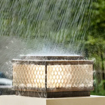 Solar Exquisite Glass Shade Bronze Post Cap Light Image - 3