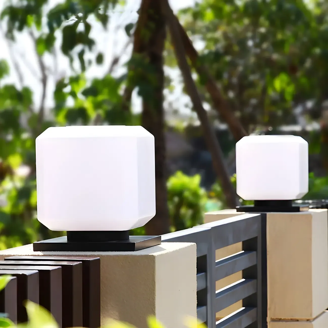 Solar White Simple Cube Post Cap Light Image - 1