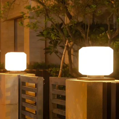 Solar White Simple Cube Post Cap Light Image - 3