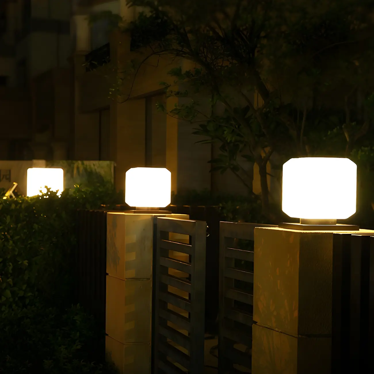 Solar White Simple Cube Post Cap Light Image - 2 | homeyfad