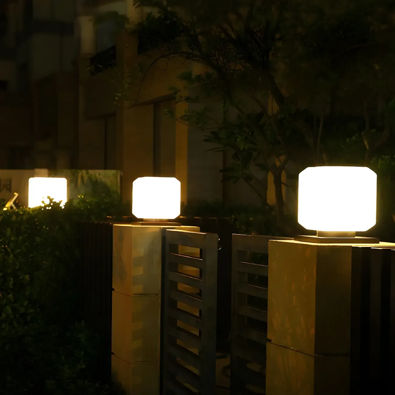 Solar White Simple Cube Post Cap Light Image - 2
