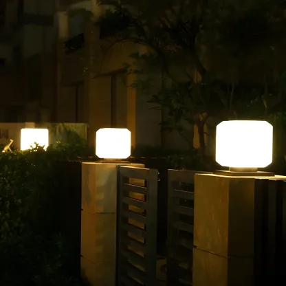 Solar White Simple Cube Post Cap Light Image - 2