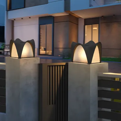 Solar Wavy Black and Glass Shade Post Cap Light Image - 4