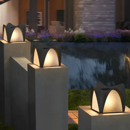 Solar Wavy Black and Glass Shade Post Cap Light Image - 7