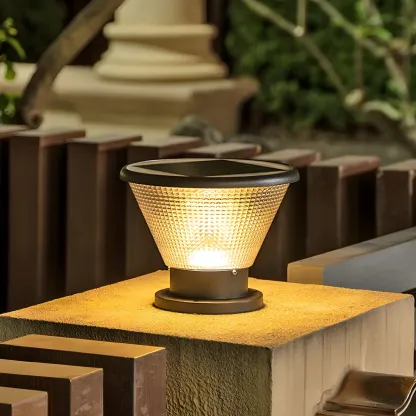 Solar Square and Round Pyramid Post Cap Light Image - 4
