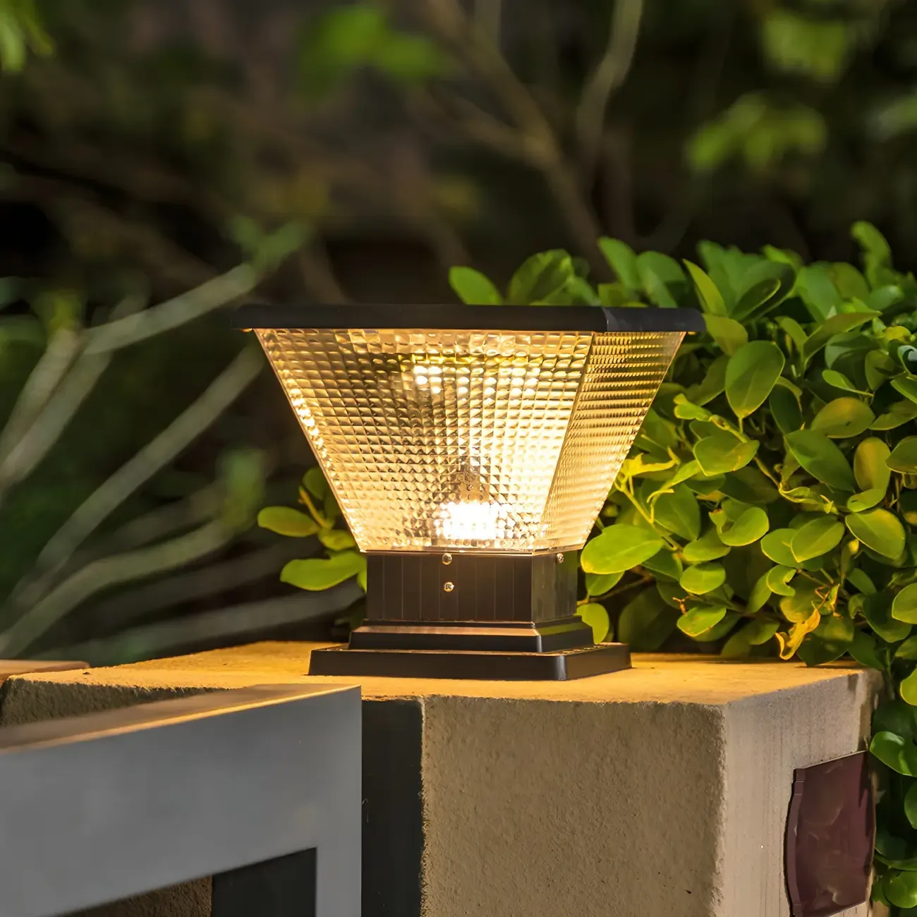 Solar Square and Round Pyramid Post Cap Light Image - 5