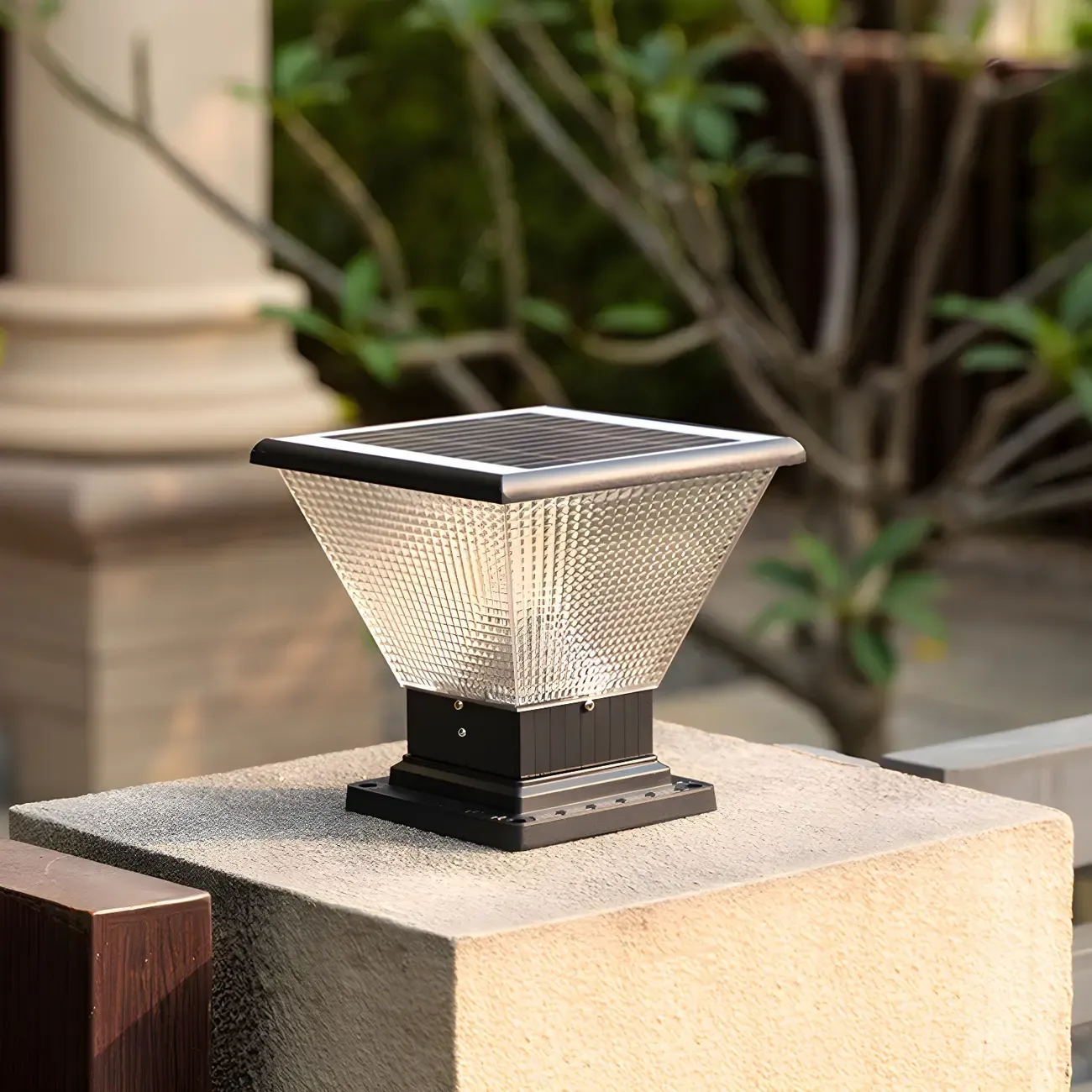 Solar Square and Round Pyramid Post Cap Light Image - 7