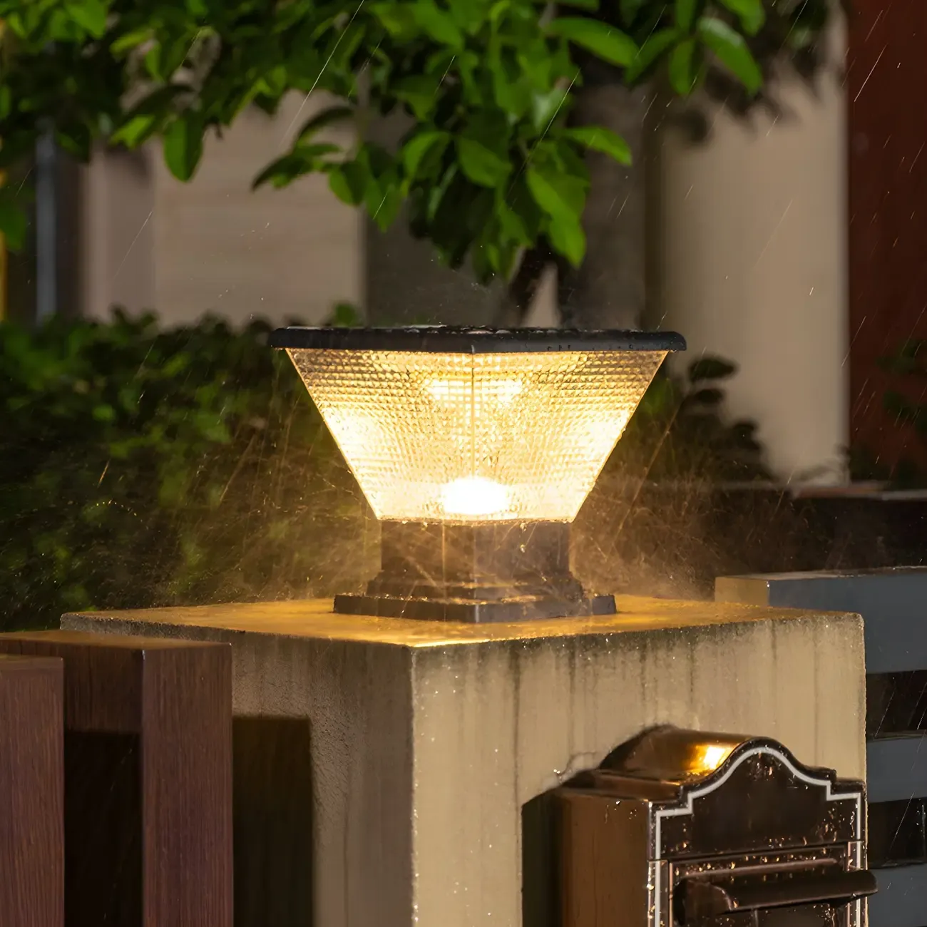 Solar Square and Round Pyramid Post Cap Light Image - 6