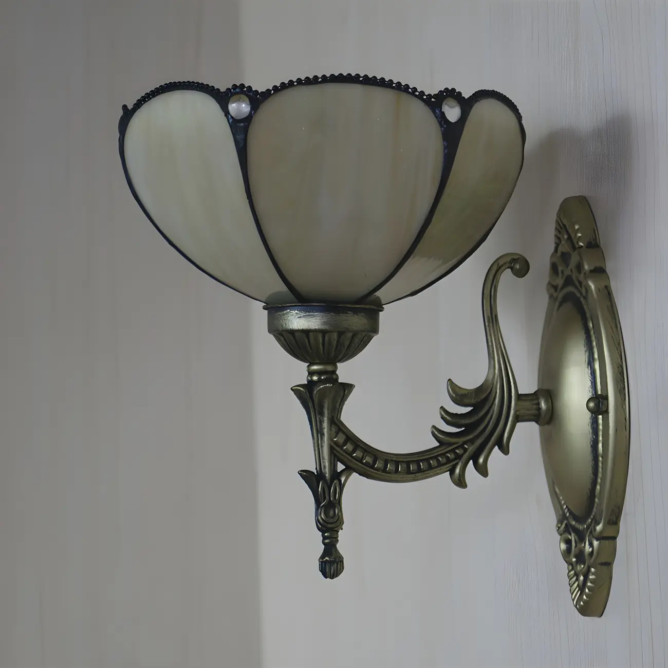 Vintage Tiffany Style Glass Bronze Wall Sconce Light Image - 3 | homeyfad