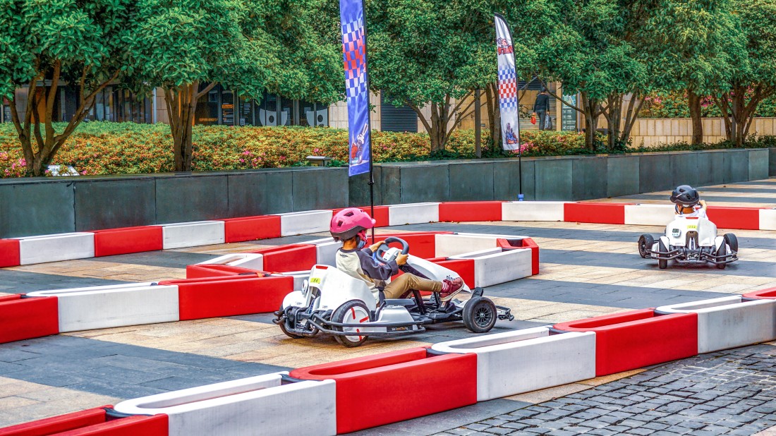 Can I press the gas and brake at the same time when entering a corner in a kart?-XperKart