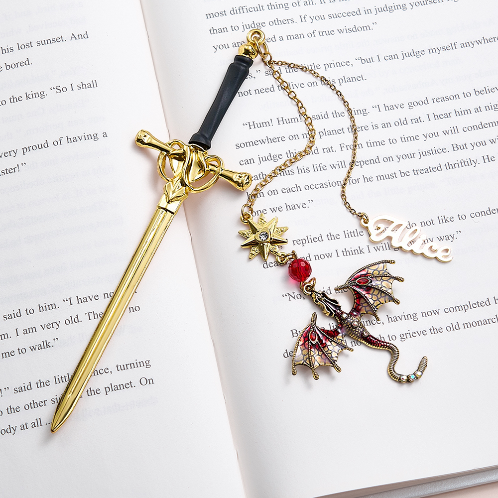 Personalisiertes Lesezeichen Mit Drachenschwert – Personalisierter Name, Fantasy-anhänger Mit Geflügeltem Drachen, Metall, Geschenk Für Buchliebhaber - 