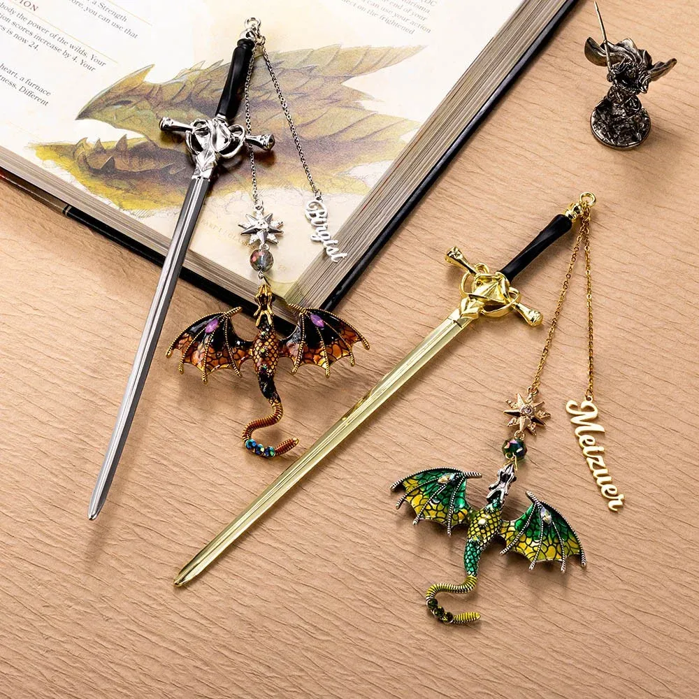 Personalisiertes Lesezeichen Mit Drachenschwert – Personalisierter Name, Fantasy-anhänger Mit Geflügeltem Drachen, Metall, Geschenk Für Buchliebhaber - 